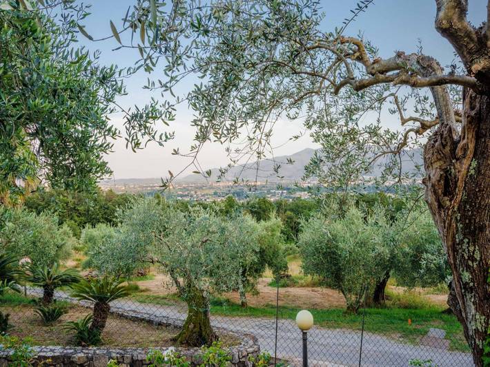 Agriturismo per 6 persone, con terrazza e giardino, adatto a famiglie con bambini a Lucca