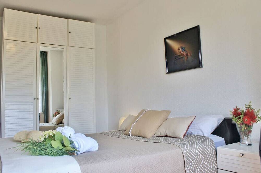 Entire apartment, Bajo con jardín en la playa in Isla, Arnuero