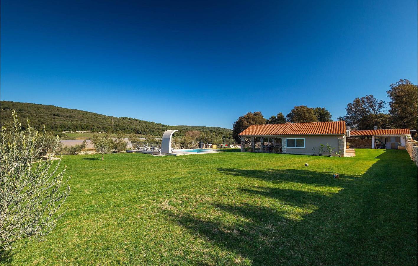 Spacieux appartement de 2 chambres avec piscine, Wi-Fi et parking, à 2,5 km de la plage d'Amarin in Rovinj, Région de Rovinj