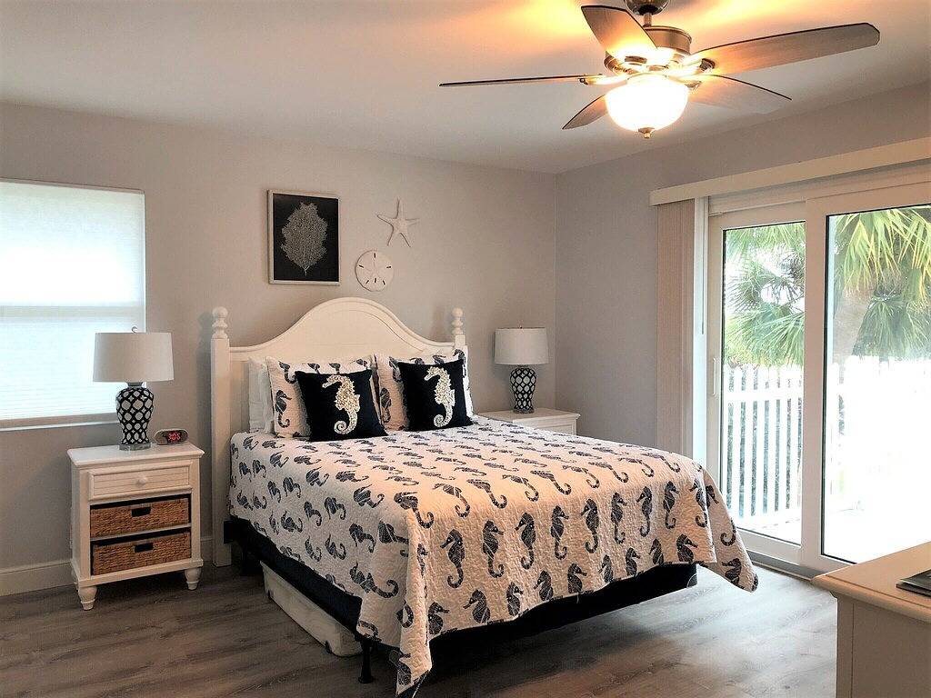 Neu renoviert, tierfreundlich und nur wenige Schritte vom Strand entfernt. Schauen Sie sich die tollen Sommerpreise an! in Fort Pierce, Hutchinson Island