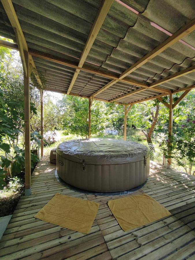 Maison de campagne pour 5 personnes, avec terrasse et vue ainsi que sauna et jardin, animaux acceptés à Les Billanges