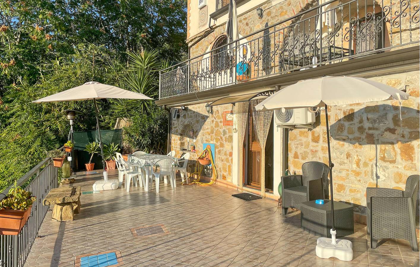 Apartamento vacacional entero, Apartamento con vistas al mar, WiFi, aire acondicionado y aparcamiento, a 2 km de la playa. in Pollica, Cilento