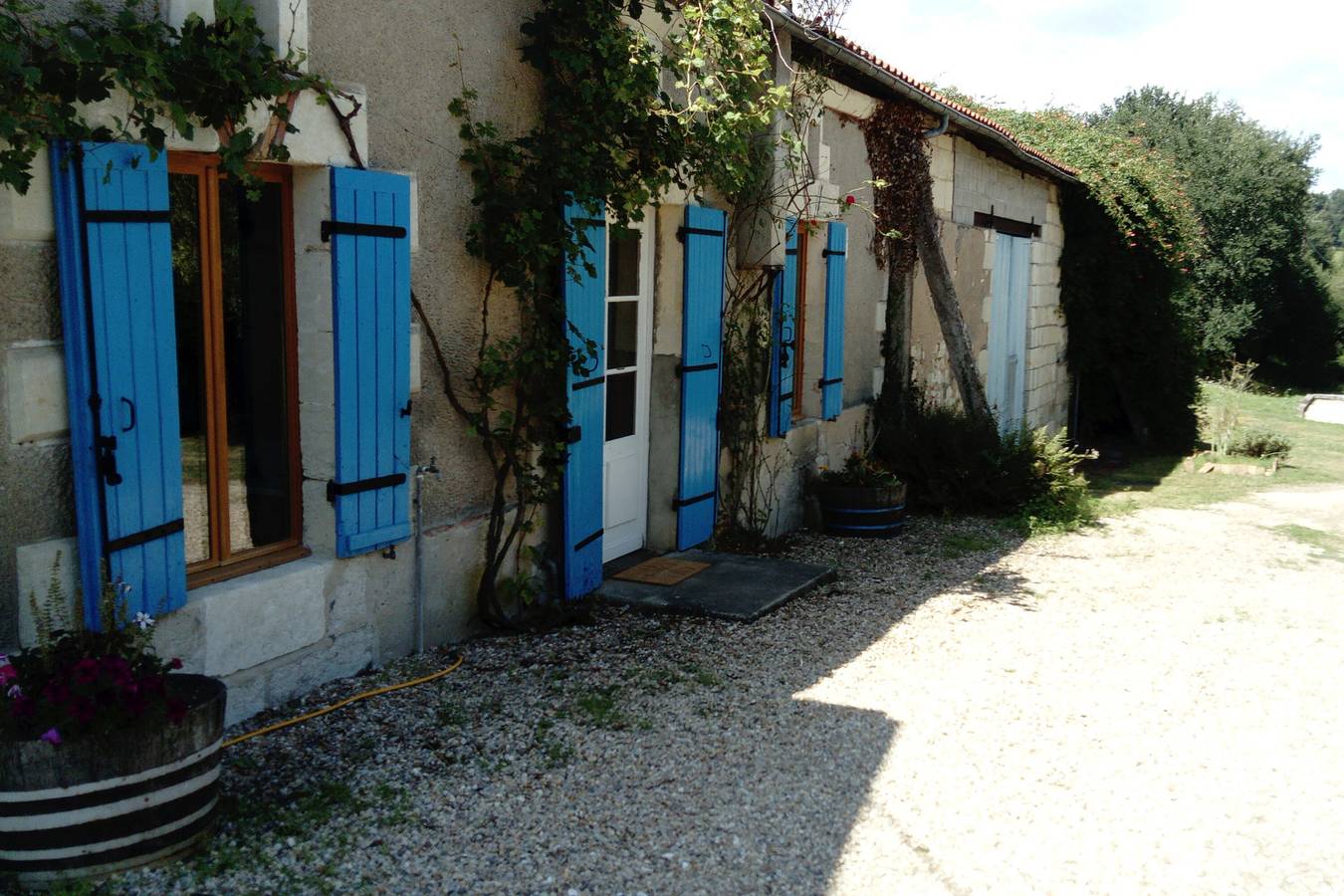 Cottage 'Porcherat - Perigord Vert, Dordogne' with Lake View, Private Garden and Wi-Fi in La Roche-Chalais, Périgord Vert