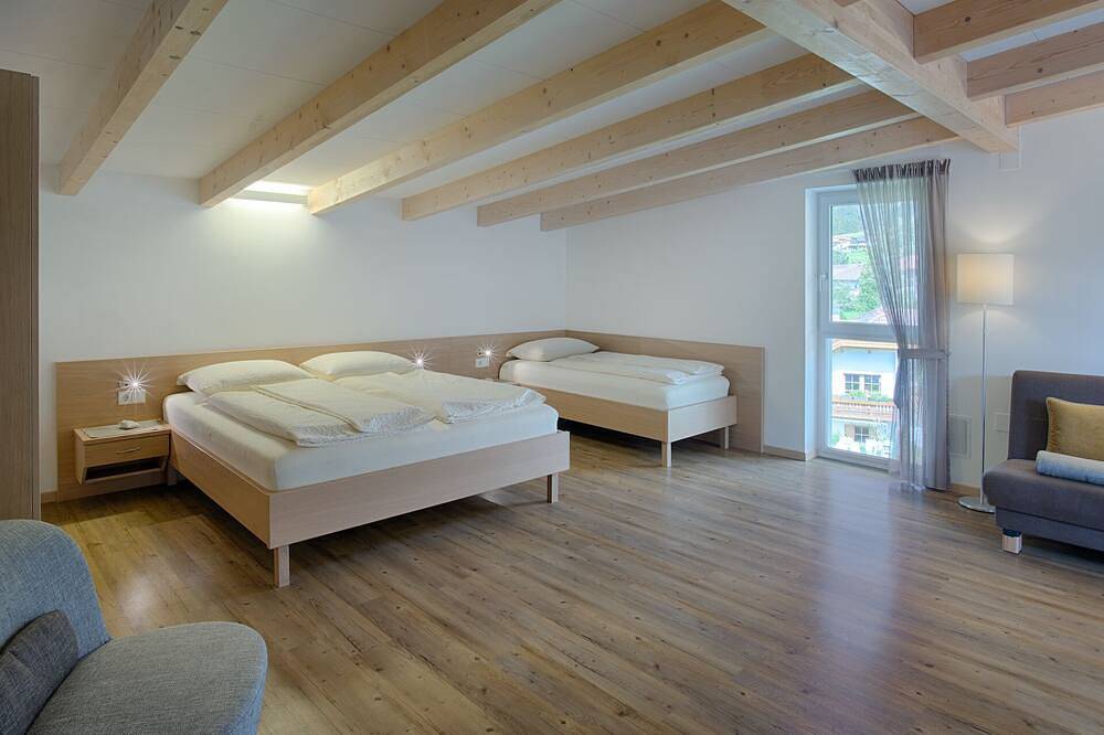 Entire apartment, Traum-ferienwohnung mit Dachterrasse & Tollem Ausblick, Cron4 Schwimmbad & Sauna in Bruneck, Dolomiti Superski