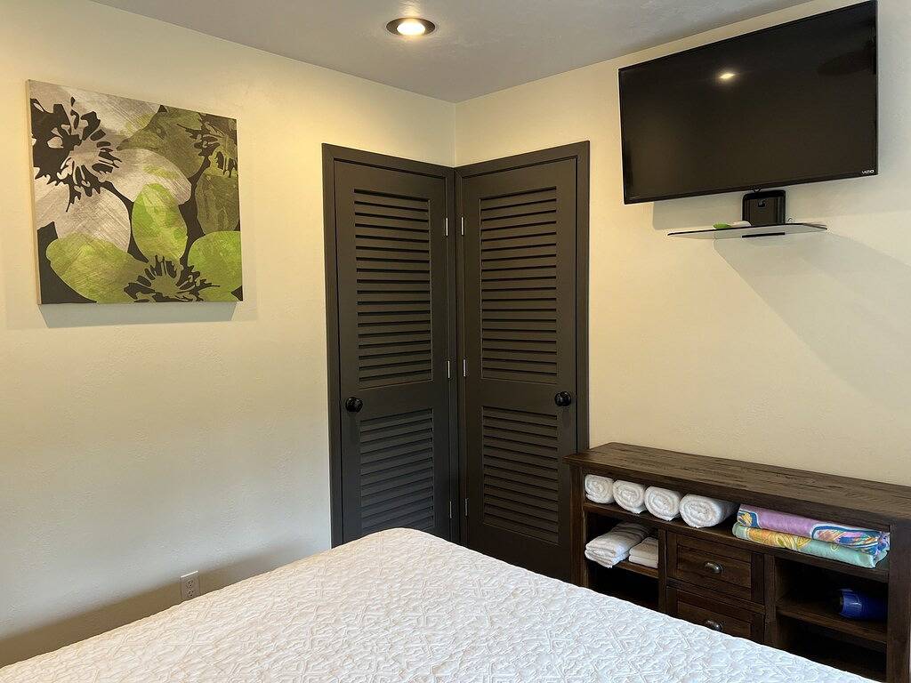 Jungle view bedroom with private entrance,outdoor private Bali style bathroom in Hilo, North Hilo