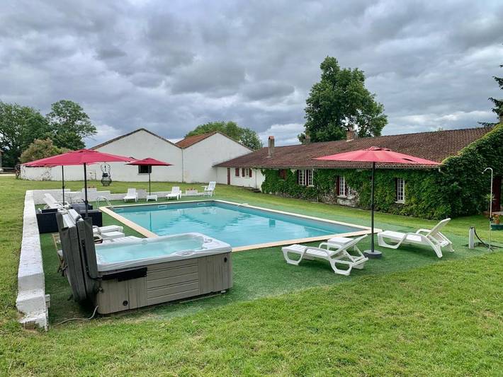 Gîte pour 4 personnes, avec Jacuzzi ainsi que Terrasse et Piscine dans Saiguède