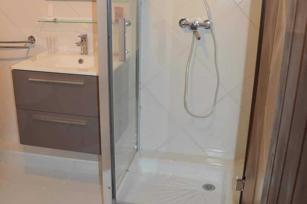 Appartement entier, Appartement indépendant de 2 pièces dans villa avec piscine in La Gaude, Côte méditerranéenne (France)