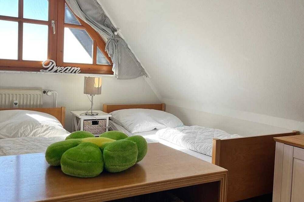 Traumlage Mönchgut, Rügen, reetgedecktes Ferienhaus umgeben vom Meer in Alt Reddevitz, Mönchgut