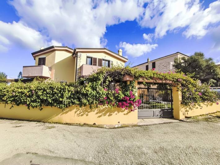 Gîte pour 4 personnes, avec balcon et jardin à Tanaunella