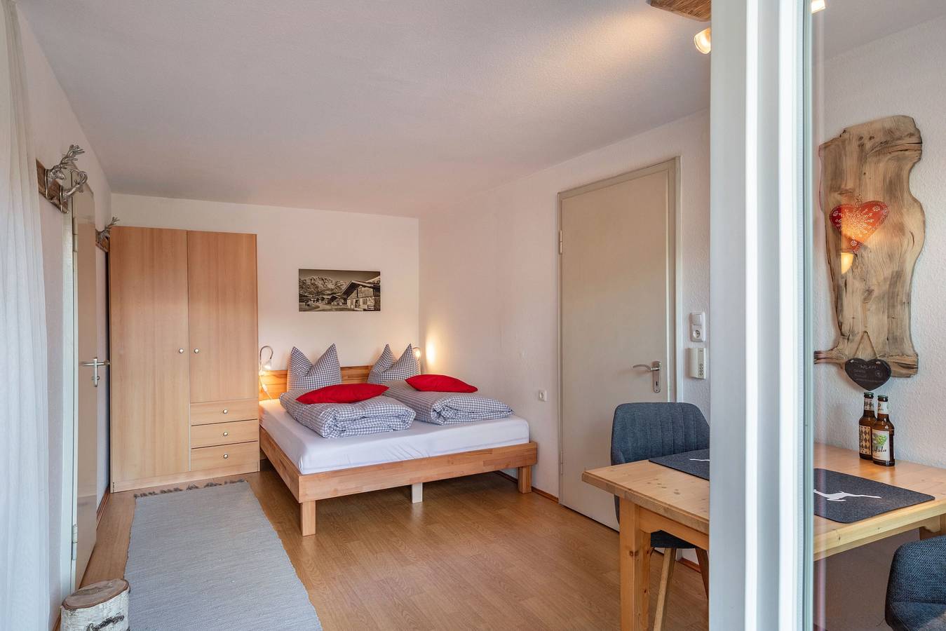 Entire studio, Studio Apartment 'Haus Latschenhang 3 Soiernblick' with Mountain View, Balcony and Wi-Fi in Mittenwald, Bavarian Alps