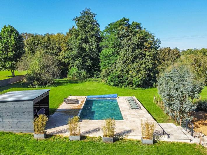 Location de vacances pour 20 personnes, avec Jardin ainsi que Piscine et Vue sur le lac à Coulaines