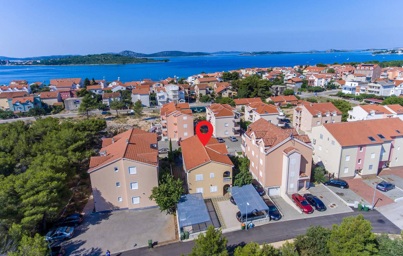 Ganze Ferienwohnung, Modernes Apartment in Strandnähe mit Terrasse und WLAN, Parkplatz inklusive in Srima, Šibenik-Knin
