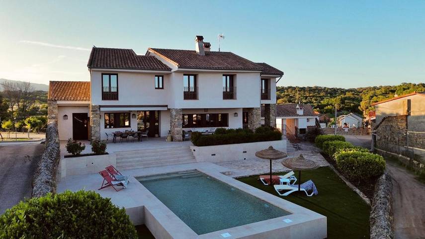 Casa rural para 12 personas, con piscina además de vistas y jardín en Parrillas