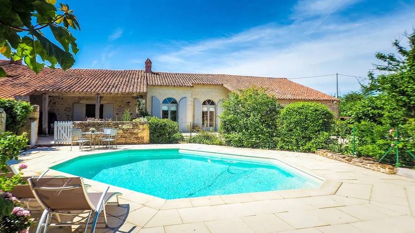 Location de vacances pour 9 personnes, avec jardin ainsi que terrasse et piscine à Saint-Laurent-de-la-Salle