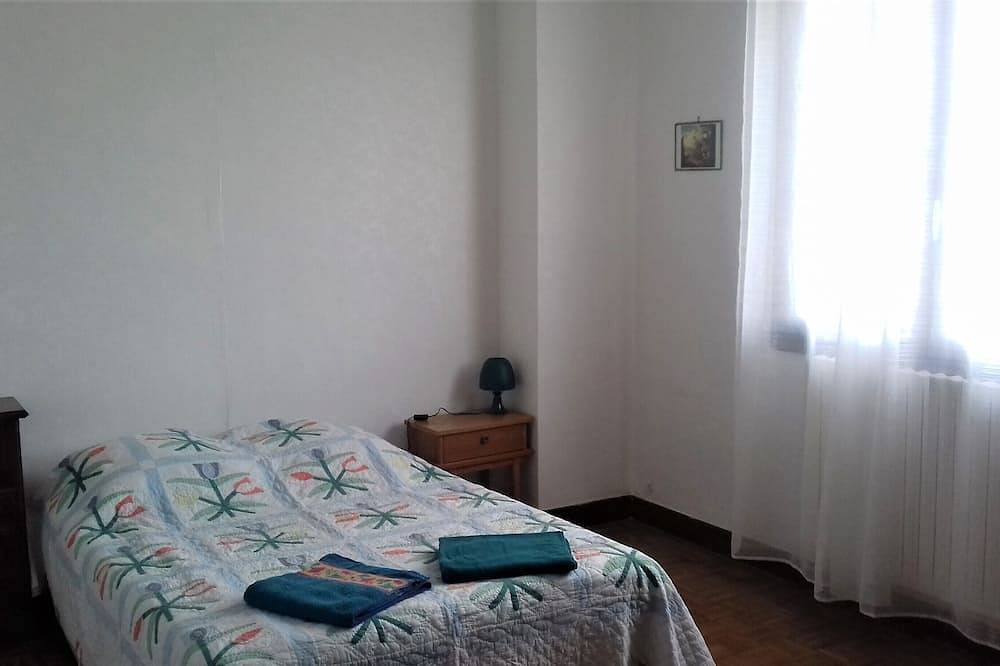 Apartamento entero, Amplio apartamento cerca del centro, piscina y centro de ocio. in Condom, Gers