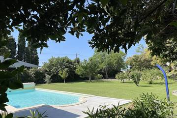 Gîte pour 5 personnes, avec terrasse ainsi que piscine et jardin à Camaret-sur-Aigues