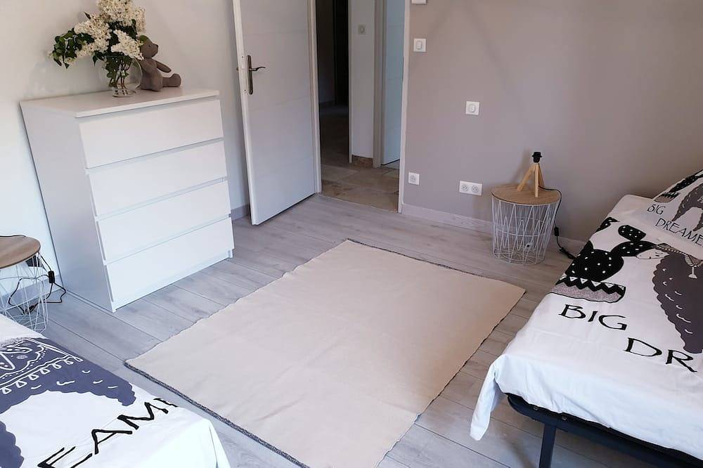 Villa in the countryside with views of the Alpilles. in Mouriès, Arles region