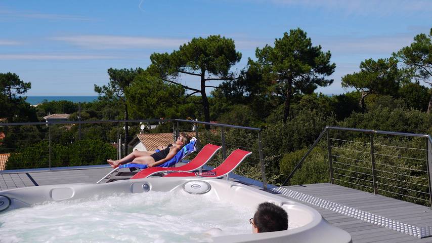 Gîte pour 10 personnes, avec terrasse et jacuzzi