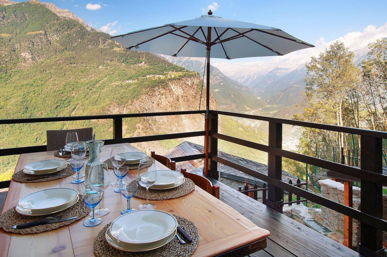 Entire apartment, Apartment "Sweet Somma Mountain Lodge 2" with Mountain View, Private Terrace & Wi-Fi in San Giacomo Filippo, Valtellina