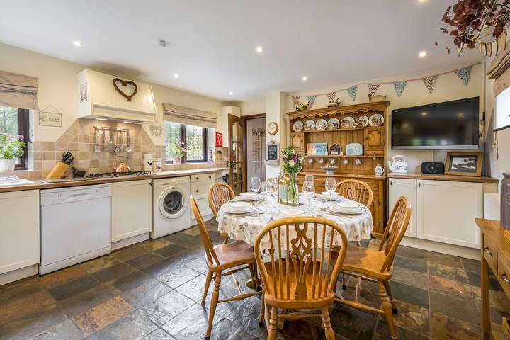The Willows - Woodland Cottage with Log Burner in Christchurch, Dorset