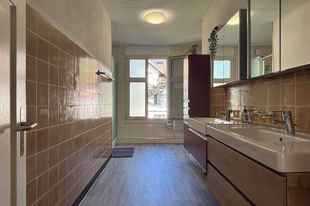 Ganze Wohnung, 3-Bedroom Apartment in a Villa, Erstfeld in Uri