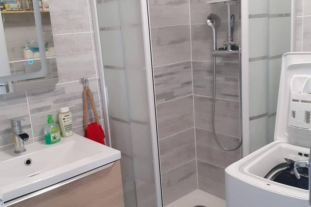 Entire apartment, Studio Cabin 100 meters from the beach in Sainte Cécile Plage, Camiers