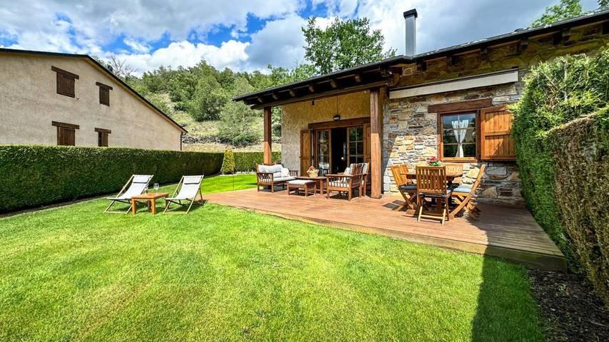 Gîte pour 10 personnes, avec vue et jardin à UR - 4