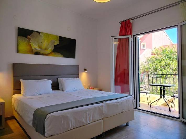 Gîte pour 4 personnes, avec piscine ainsi que vue et jardin dans Kavos