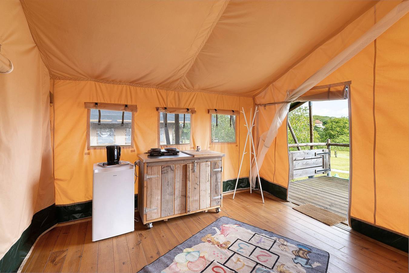 Glamping « Tente Safarilodge 1 – 5 personnes » avec terrasse privée, jardin commun et Wi-Fi in Paulin, Périgord Noir