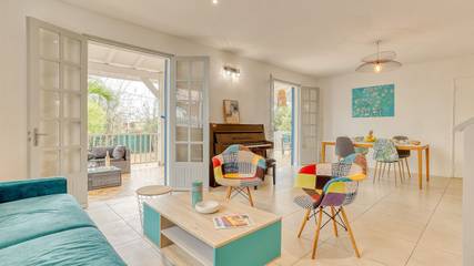 Location de vacances pour 8 personnes, avec balcon et jardin dans Plage de Trou d'eau