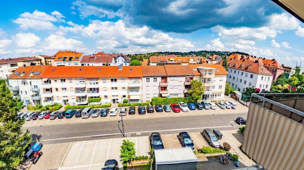 Geheel appartement, Eleonoras Ferienwohnung in Würzburg Stadt am Park mit Balkon inklusive eigenen Parkplätzen vor der Tür in Würzburg, Franconian Wine Country