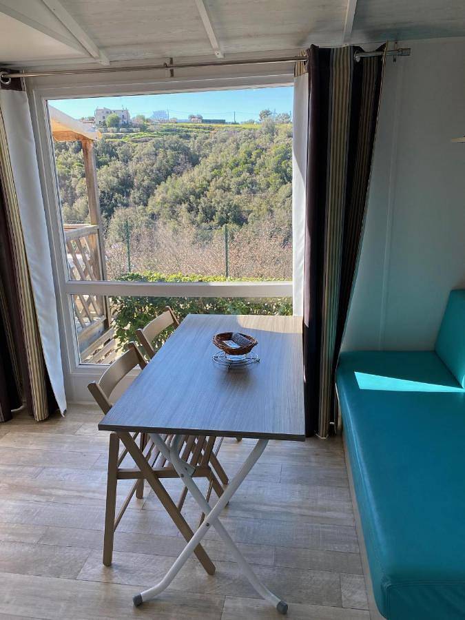 Camping pour 6 personnes, avec Terrasse et Bassin pour enfant ainsi que Piscine et Vue