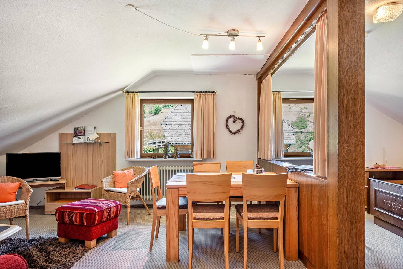 Ganze Wohnung, Ferienwohnung 'Dahlie, 90qm' mit Bergblick, Gemeinschaftsgarten und Wi-Fi in Altglashütten (Feldberg), Feldberg