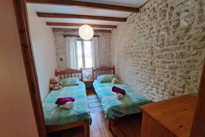 Gîte pour 6 personnes, avec piscine ainsi que terrasse et jardin à Saint-Pierre-de-Juillers - 4