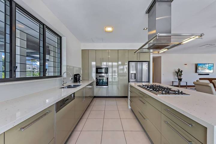 Holiday rental for 8 people, with pool and garden as well as balcony in Airlie Beach