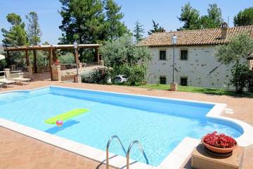 Location de vacances pour 10 personnes, avec jardin à Penne