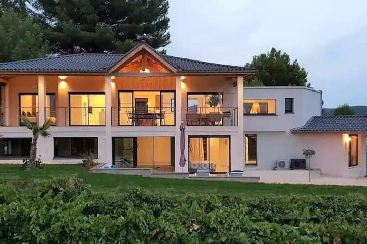 Villa pour 9 personnes, avec jacuzzi et jardin ainsi que balcon et piscine