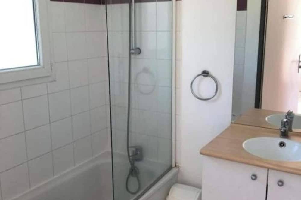 Entire apartment, Apartment in a 3*** tourist residence with swimming pool in Saint-Geniez-d'Olt-et-d'Aubrac, Massif Central