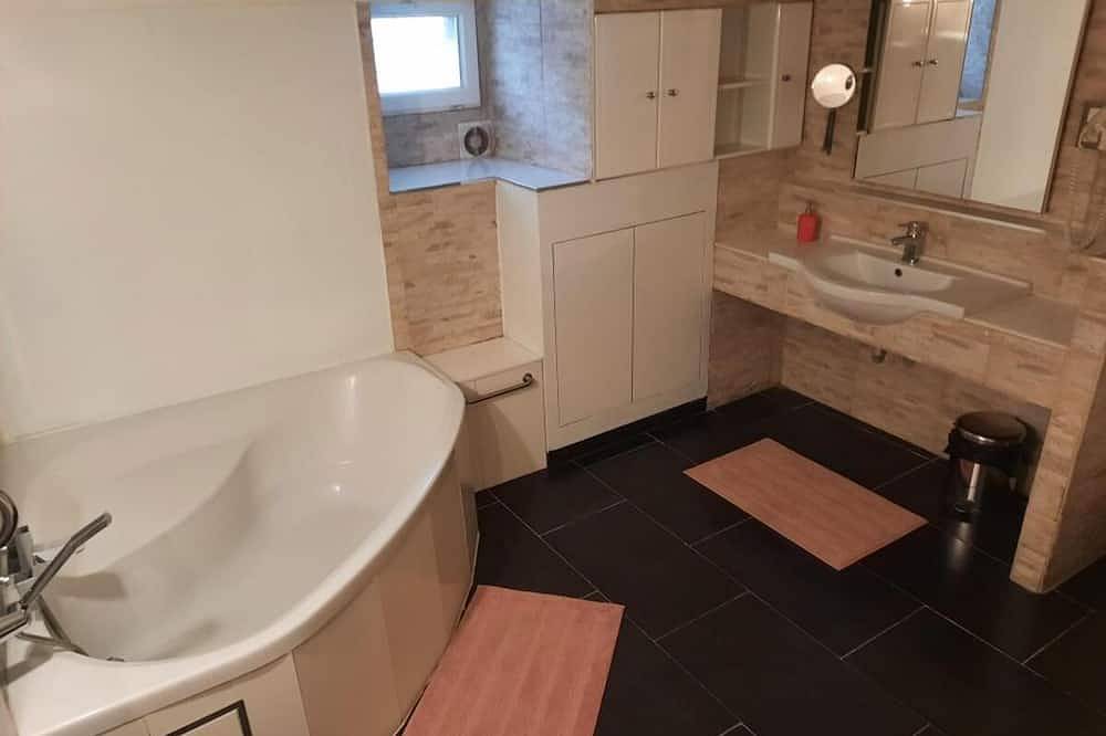 Liège cheerful modern house for 8pers with 30m2 terrace and enclosed courtyard. in Lüttich und Umgebung