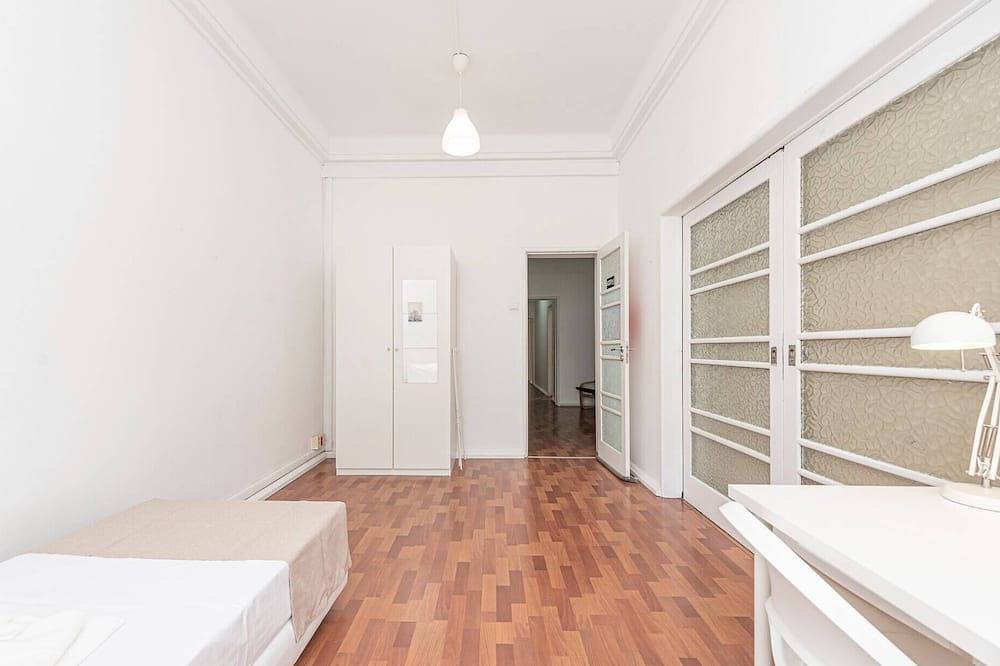 Ganze Wohnung, Houze Spacious 9 bedroom flat in Central Lisbon in Paço de Arcos, Costa de Lisboa