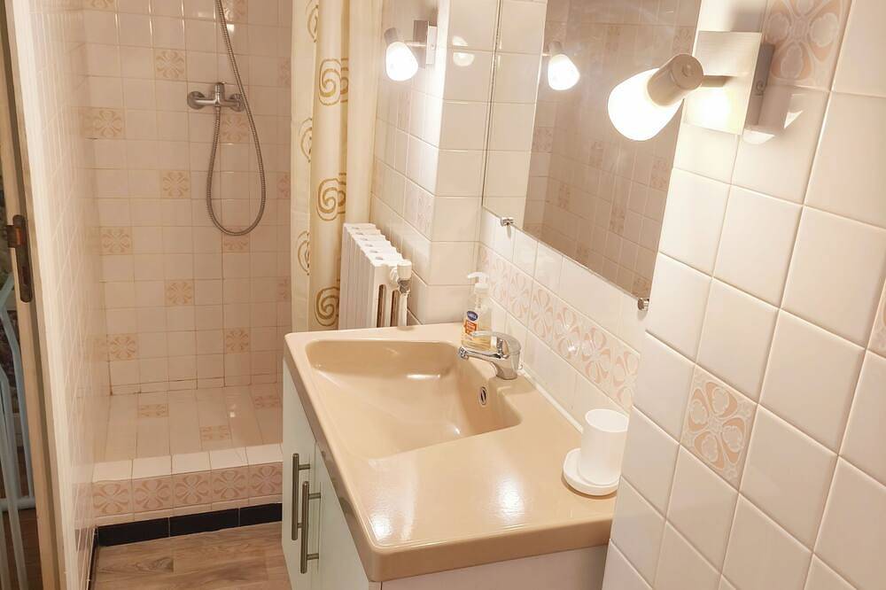A Balazuc: location pour 2 pers, Translatour, rivière à 300m, piscine à 800m in Balazuc, Ardèche