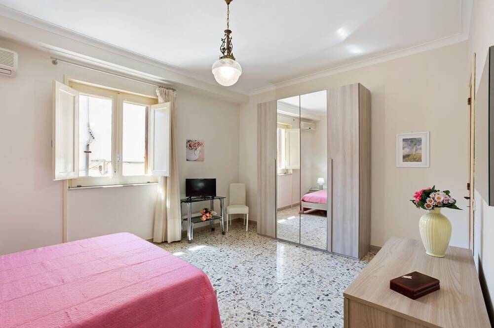 Entire apartment, Guesthost - The apartment is located on the first floor of a building without a lift.In 90 square meters of space, it comfortably accommodates 6 people, with two double bedrooms (one of which has direct access to the terrace) and a living room with a dou in Aci Trezza, Aci Castello