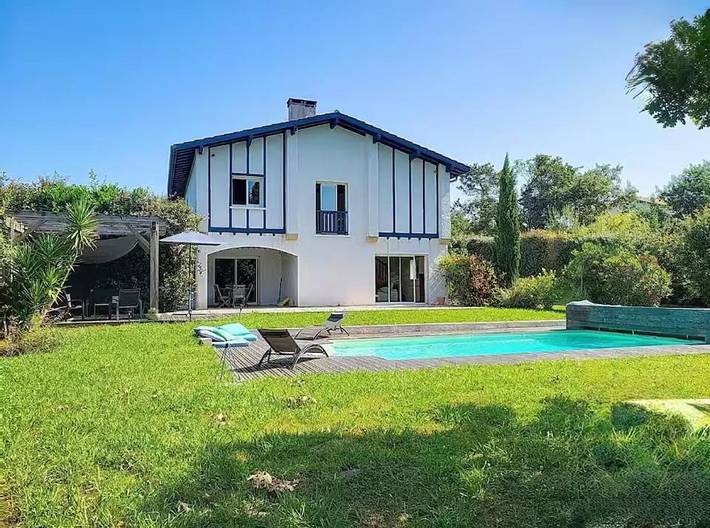 Villa pour 8 personnes, avec Terrasse et Jardin ainsi que Piscine et Vue
