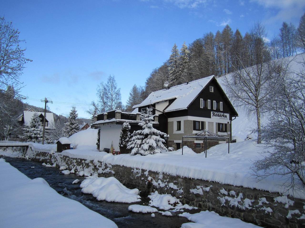 Ferienhaus mit solarbeheiztem Außenpool und Sauna in Dolní Dvůr, Region Trautenau