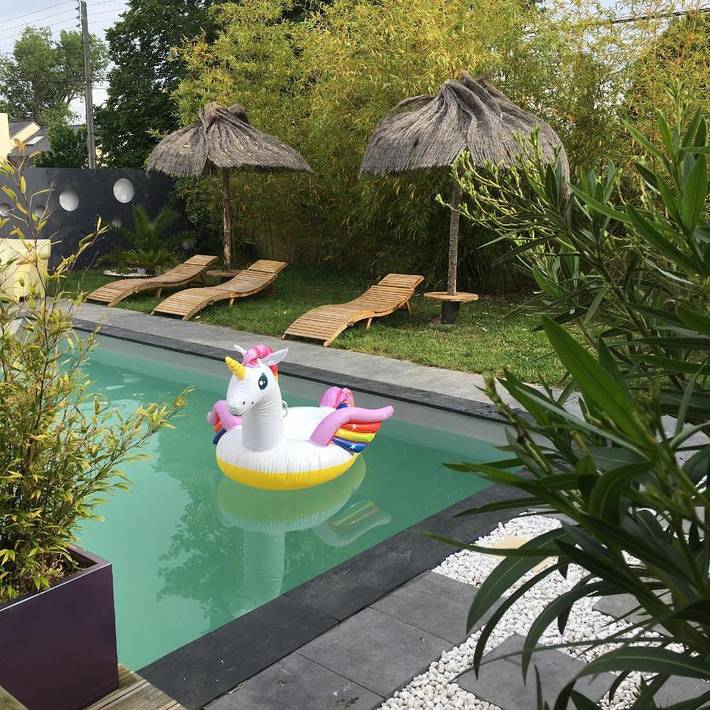 Location de vacances pour 6 personnes, avec vue ainsi que jardin et piscine à Saint-Jean-des-Mauvrets