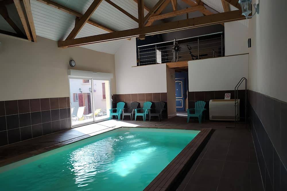 Gite Avec Piscine Interieure ,ping pong , 45 min le mans , situé alpes mancelles in Mont-Saint-Jean, Parc naturel régional Normandie-Maine