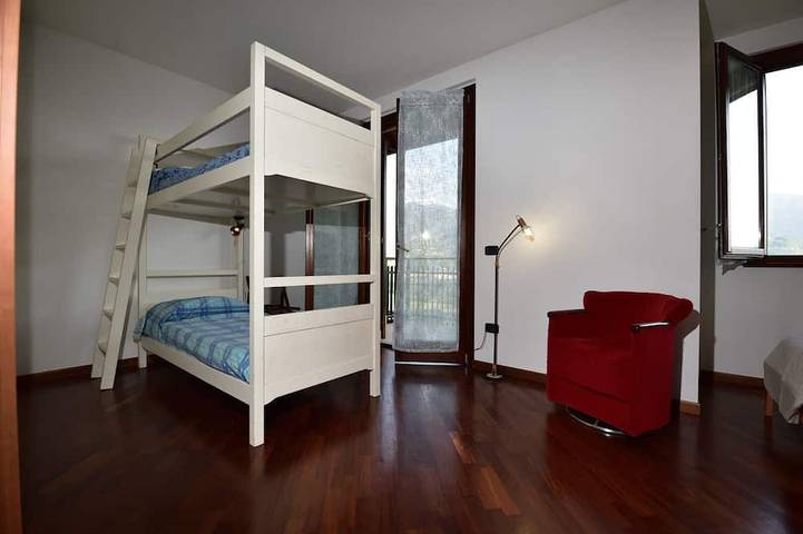 Casa Vacanze villa a schiera con ampio giardino in Rogno, Prealpi Bergamasche Orientali