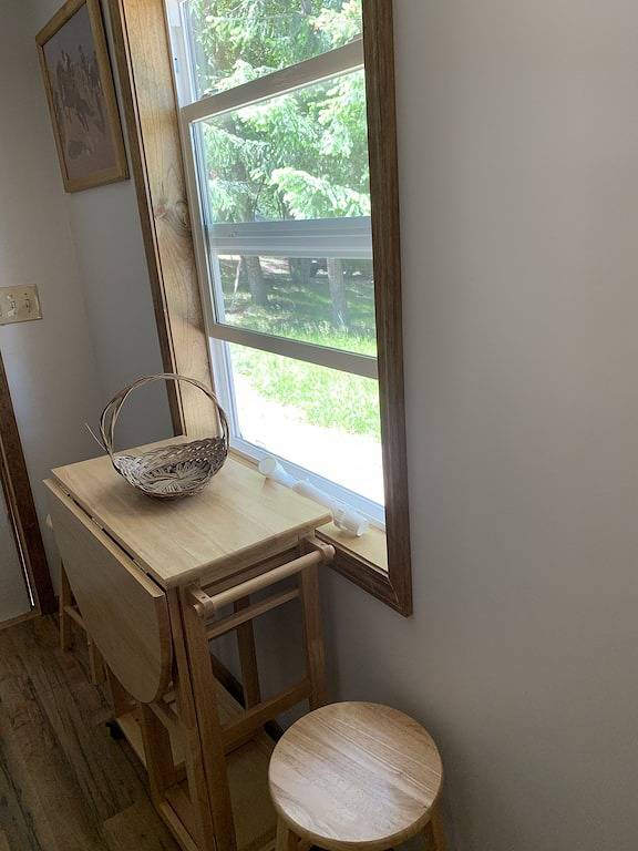 One bedroom cabin located about two blocks from Flathead Lake and the public bea in Lakeside (MT), Flathead National Forest