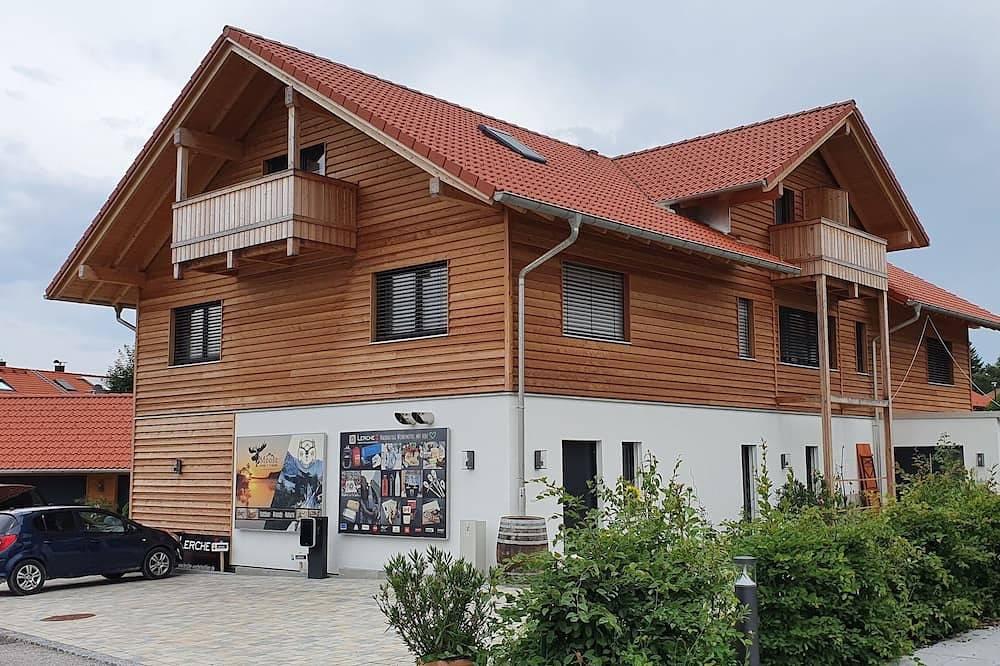 Ganze Wohnung, Ferienwohnung südlich von München  Zugspitzblick, Zirbenholzmöbel, Fahrradweg in Königsdorf, Tölzer Land