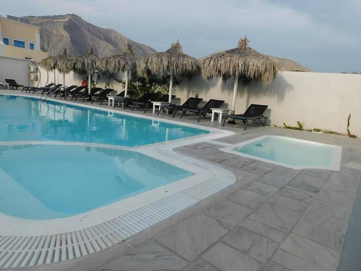 Chambre d’hôte pour 2 personnes, avec piscine et vue ainsi que terrasse et jardin à Perissa - 3